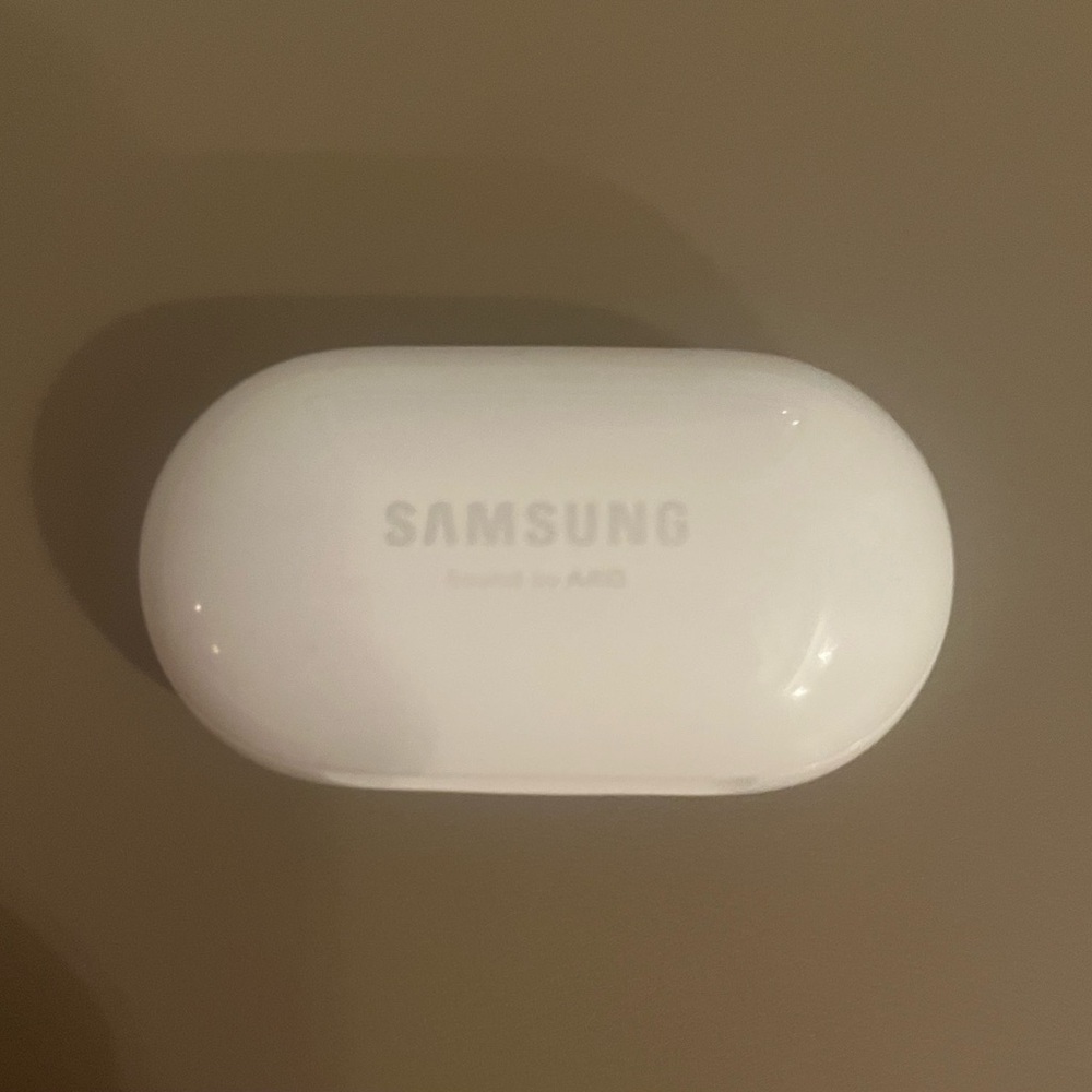 Samsung White Earbuds Charging Case